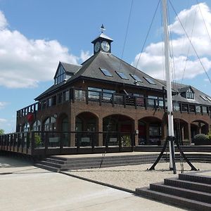 Boathouse Hotel